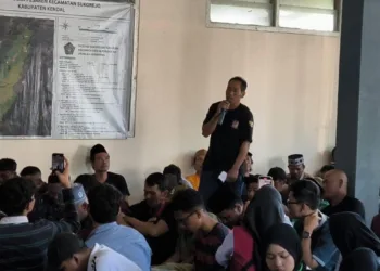 Salah seorang warga Dusun Ngaglik, Desa Pesaren, Kecamatan Sukorejo, Kabupaten Kendal saat menyampaikan aspirasinya kepada Bupati Kendal Dyah Kartika Permanasari dalam kegiatan Bersatu Siaga, Jumat, 25 Juli 2025. (Arvian Maulana/Lingkarjateng.id)