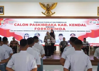 Pusdiklat Calon Paskibraka Kendal Dimulai, Ini Pesan Bupati Tika 31 Bupati Kendal Dyah Kartika Permanasari saat memberikan arahan kepada Capaska, Jumat sore, 25 Juli 2025. (Arvian Maulana/Lingkarjateng.id)