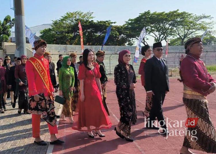Bupati Tika Harapkan Hari Jadi Kendal Momen Refleksi dan Evaluasi 25 Bupati Kendal beserta suami dan putrinya saat jalan beriringan menuju tempat upacara peringatan Hari Jadi Kabupaten Kendal ke-420 di Stadion Kebondalem Kendal, Senin, 28 Juli 2025. (Arvian Maulana/Lingkarjateng.id)