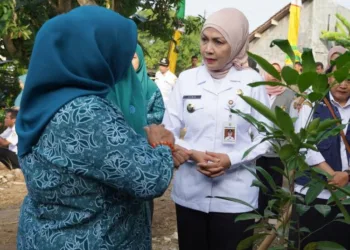 Bupati Kendal Dyah Kartika Permanasari turut serta dalam aksi penanaman pohon kegiatan Rabu Pon TP PKK Kendal. (Diskominfo Kendal)