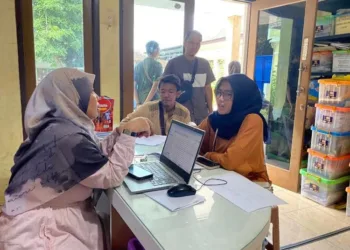 Pedagang saat melakukan pendaftaran di Kantor Dinas Perdagangan Kabupaten Kudus untuk mengisi lapak di area Car Free Night, Kamis, 24 Juli 2025. (Nisa Hafizhotus S/Lingkarjateng.id)