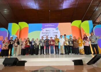 Sekolah di Kabupaten Kudus yang telah berhasil menerapkan program berpikir komputasional bagi siswa SD dan MI saat menerima penghargaan di Pendopo Kabupaten Kudus, Minggu, 27 Juli 2025.(Nisa Fahizhotus S/Lingkarjateng.id)