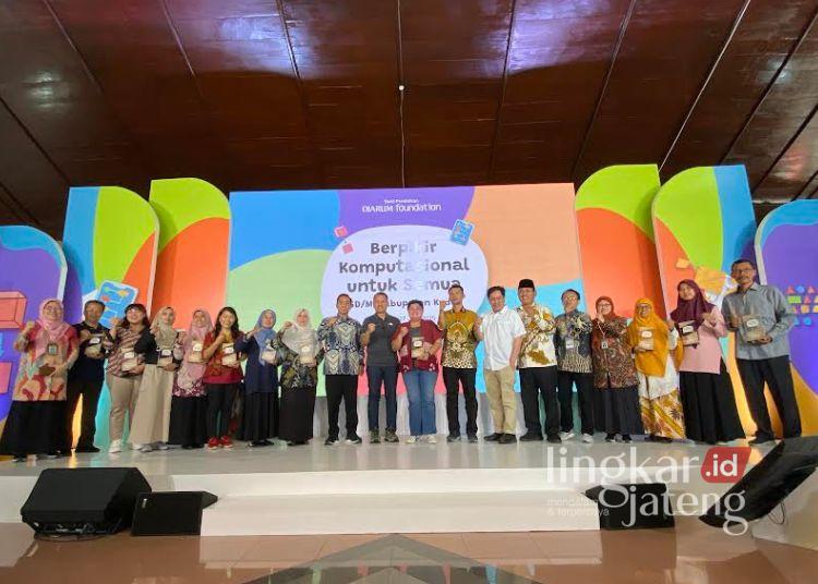 Kudus Dukung Pengembangan Pembelajaran Koding dan Kecerdasan Artifisial 25 Sekolah di Kabupaten Kudus yang telah berhasil menerapkan program berpikir komputasional bagi siswa SD dan MI saat menerima penghargaan di Pendopo Kabupaten Kudus, Minggu, 27 Juli 2025.(Nisa Fahizhotus S/Lingkarjateng.id)