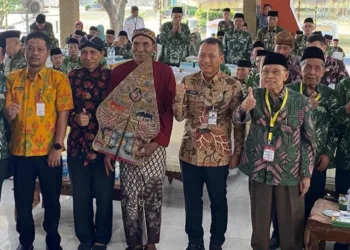 Bupati Kudus, Sam’ani Intakoris saat berfoto dengan Dalang Wayang Klithik Kudus, Sutikno serta Komite Seni Budaya Nusantara (KSBN) Kudus, Trisno Suwandi (paling kanan) di Taman Krida Kudus pada Selasa, 29 Juli 2025. (Mohammad Fahtur Rohman/Lingkarjateng.id)