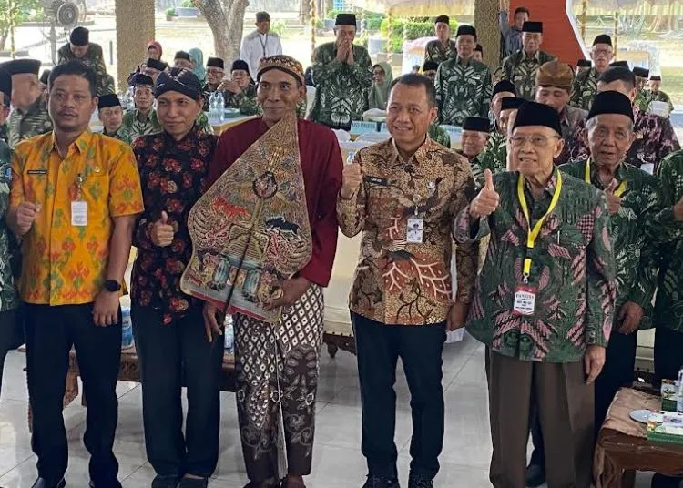 Wayang Klithik Khas Kudus Diharap Tembus Panggung Nasional dan Internasional 25 Bupati Kudus, Sam’ani Intakoris saat berfoto dengan Dalang Wayang Klithik Kudus, Sutikno serta Komite Seni Budaya Nusantara (KSBN) Kudus, Trisno Suwandi (paling kanan) di Taman Krida Kudus pada Selasa, 29 Juli 2025. (Mohammad Fahtur Rohman/Lingkarjateng.id)