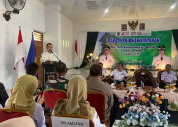 Bupati Kudus, Sam’ani Intakoris, saat sambutan Rapat Kerja Kewilayahan (Rakerwil) Kecamatan Kota dan Kecamatan Mejobo yang digelar di Aula Kelurahan Melati Norowito, Kecamatan Kota, Kudus, Rabu, 30 Juli 2025. (Mohammad Fahtur Rohman/Lingkarjateng.id)