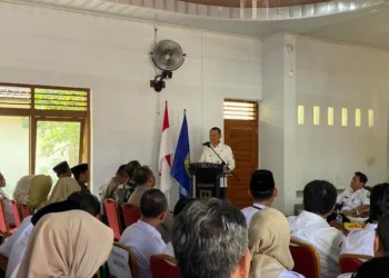 Bupati Kudus Sam’ani Intakoris saat menyampaikan sambutan dalam kegiatan Rakerwil Kecamatan Kota dan Mejobo di Aula Kelurahan Mlatinorowito, Rabu, 30 Juli 2025. (Nisa Hafizhotus S/Lingkarjateng.id)