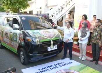 Pemkot Semarang Luncurkan "Kempling Semar" untuk Kendalikan Inflasi 28 Wali Kota Semarang Agustina Wilujeng Pramestuti saat meluncurkan mobil "Kempling Semar" untuk memantau kenaikan harga komoditas. (HO-Pemkot Semarang)