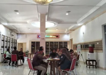 Sejumlah peserta saat melakukan pendaftaran progam magang ke jepang di ruang pelayanan publik Disnakertran Jateng. (Rizky Syahrul/Lingkarjateng.id)