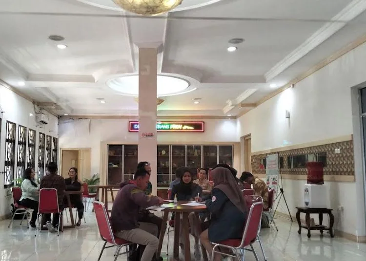 Segera Daftar, Program Magang ke Jepang untuk Pemuda Jateng Ditutup 16 Juli 2025 25 Sejumlah peserta saat melakukan pendaftaran progam magang ke jepang di ruang pelayanan publik Disnakertran Jateng. (Rizky Syahrul/Lingkarjateng.id)