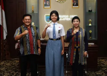 Siswi SMAN 3 Salatiga Anindya Putri Aprilia foto bersama dengan Wali Kota Salatiga Robby Hernawan di Kantor Pemkot Salatiga, belum lama ini. (Dok. Prokompim Setda Salatiga)