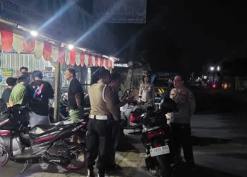 Anggota Polsek Winong melakukan pengamanan di lokasi terjadinya tawuran di Jalan Raya Winong-Jakenan tepatnya di Desa Bumiharjo, Kecamatan Winong, Kabupaten Pati pada Jumat, 18 Juli 2025 dini hari. (Dok. Polsek Winong)