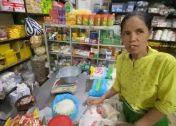 Pedagang di Kabupaten Semarang Diminta Lapor Jika Temukan Beras Oplosan 26 Pedagang di Pasar Bandarjo, Ungaran, Kabupaten Semarang menata beras-beras di toko sembakonya, Minggu, 20 Juli 2025. (Hesty Imaniar/Lingkarjateng.id)