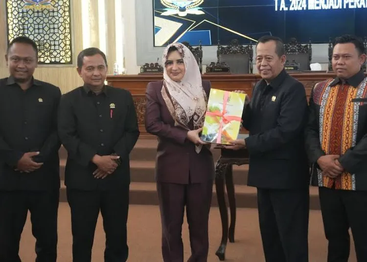 Paripurna DPRD, Bupati Pekalongan Paparkan Pertanggungjawaban APBD 2024 25 Bupati Pekalongan Fadia Arafiq menerima dokumen persetujuan Ranperda Pertanggungjawaban APBD 2024 dari pimpinan DPRD Kabupaten Pekalongan dalam Rapat Paripurna di Ruang Sidang DPRD, Kajen, Senin, 30 Juni 2025. (Fahri Akbar/Lingkarjateng.id)