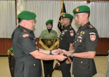 Letkol Arm Ihalauw Garry Herlambang, menerima tongkat komando dari Letkol Inf Rizki Aditya dalam serah terima jabatan Dandim 0710/Pekalongan, Rabu, 2 Juli 2025 di Makodim Pekalongan. (Fahri Akbar/Lingkarjateng.id)