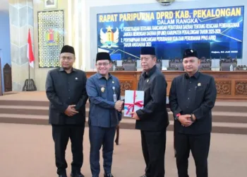 Kabupaten Pekalongan Sepakati Raperda RPJMD 2025–2029, Tekankan Pembangunan Terintegrasi 28 Wakil Bupati Pekalongan Sukirman berjabat tangan dengan Ketua DPRD Kabupaten Pekalongan Abdul Munir usai penyerahan dokumen Raperda RPJMD 2025–2029 dalam Rapat Paripurna di Gedung DPRD Kabupaten Pekalongan, Jumat, 4 Juli 2025. (Fahri Akbar/Lingkarjateng.id)