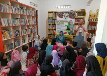 Rima Karima, novelis nasional, memberikan materi menulis kreatif kepada puluhan siswa dalam kegiatan “Belajar Menulis Cerita Seru” di Rumah Baca Pintar, Kamis, 10 Juli 2025. (Fahri Akbar/Lingkarjateng.id)