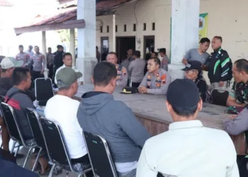 Buntut Korupsi Dana Desa, Kades Sijambe Akhirnya Teken Surat Pemberhentian Sekdes 32 Suasana audiensi perwakilan warga Desa Sijambe bersama Kepala Desa, jajaran Forkopimcam, dan aparat keamanan di Balai Desa Sijambe, Kecamatan Wonokerto, Kabupaten Pekalongan, Jumat, 11 Juli 2025. (Fahri Akbar/Lingkarjateng.id)