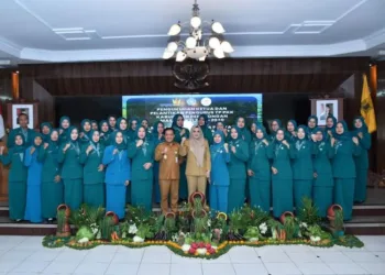 Bupati Pekalongan Tegaskan Peran Strategis TP PKK Tangani Masalah Sosial 26 Bupati Pekalongan Fadia Arafiq berfoto bersama pengurus TP PKK dan Tim Pembina Posyandu Kabupaten Pekalongan yang baru dikukuhkan dalam acara di Aula Setda, Senin, 14 Juli 2025. (Fahri Akbar/Lingkarjateng.id)