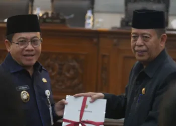 Perubahan KUA-PPAS 2025 Disepakati, Pemkab Pekalongan Siapkan Arah Kebijakan 2026 31 Wakil Bupati Pekalongan Sukirman (kiri) menerima nota kesepakatan perubahan KUA-PPAS 2025 yang diserahkan oleh Ketua DPRD Abdul Munir dalam Rapat Paripurna di Gedung DPRD Kabupaten Pekalongan, Selasa malam, 15 Juli 2025. (Fahri Akbar/Lingkarjateng.id)