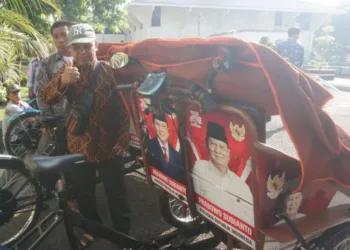 Salah satu tukang becak yang sudah lanjut usia di Kota Pekalongan senang mendapat bantuan becak listrik dari Presiden Prabowo Subianto, Kamis, 17 Juli 2025. (Fahri Akbar/Lingkarjateng.id)