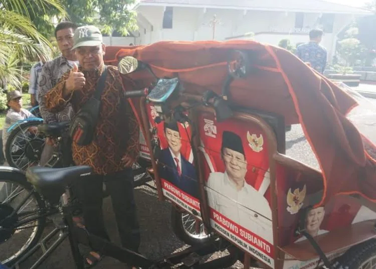 Tukang Becak Lansia di Pekalongan Dapat Bantuan Becak Listrik Gratis Prabowo 25 Salah satu tukang becak yang sudah lanjut usia di Kota Pekalongan senang mendapat bantuan becak listrik dari Presiden Prabowo Subianto, Kamis, 17 Juli 2025. (Fahri Akbar/Lingkarjateng.id)