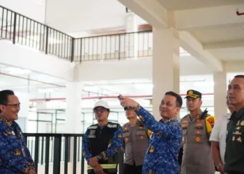 Wali Kota Pekalongan Achmad Afzan Arslan Djunaid saat meninjau progres pembangunan Pasar Banjarsari, Kamis, 17 Juli 2025. (Fahri Akbar/Lingkarjateng.id)