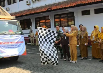 Bupati Pekalongan Salurkan 1.427 Ton Beras Bantuan Pangan Cadangan Pemerintah 28 Bupati Pekalongan, Fadia Arafiq, didampingi jajaran Forkopimda, secara simbolis melepas mobil pengangkut bantuan beras dalam peluncuran program cadangan pangan pemerintah tahun 2025, di halaman Kantor Setda Kabupaten Pekalongan, Senin, 21 Juli 2025. (Fahri Akbar/Lingkarjateng.id)