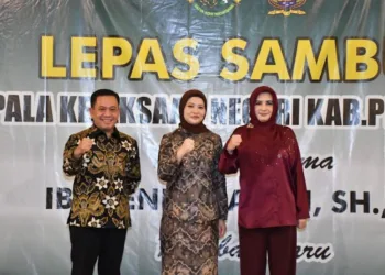 Bupati Pekalongan Fadia Arafiq foto bersama Kajari lama Feni Nilasar dalam momen haru pisah sambut yang digelar di Pendopo Bupati, Kamis malam, 24 Juli 2025. (Fahri Akbar/Lingkarjateng.id)
