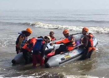 Simulasi Evakuasi Laut di Pekalongan, Uji Kesiapan SAR Hadapi Bencana Perairan 30 Tim SAR gabungan mengevakuasi korban dari laut ke tepi Pantai Wonokerto dalam latihan bencana perairan, Minggu, 27 Juli 2025. (Fahri Akbar/Lingkarjateng.id)