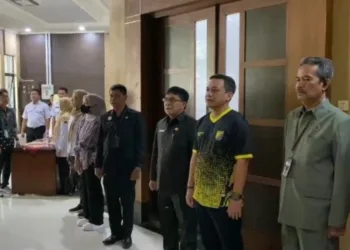 Sejumlah pegawai di lingkungan Pemerintah Kota Pekalongan berdiri tegak menyanyikan lagu Indonesia Raya tepat pukul 10.00 WIB sebagai bagian dari gerakan penanaman nilai-nilai nasionalisme. (Dok. for Lingkarjateng.id)
