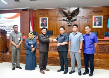 Wali Kota Salatiga Robby Hernawan menyerahkan dokumen Rancangan Perubahan KUA dan PPAS Tahun Anggaran 2025 kepada Ketua DPRD Dance Ishak Palit di ruang Bhinneka Tunggal Ika DPRD, Senin, 7 Juli 2025. (Dok. Prokompim Setda Salatiga)