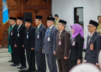 Sebanyak 8 pejabat pimpinan tinggi pratama membacakan sumpah untuk menduduki jabatan baru saat dilantik oleh Wali Kota Salatiga Robby Hernawan di Ruang Kaloka, Gedung Setda, Selasa, 8 Juli 2025. (Dok. Prokompim Setda Salatiga)