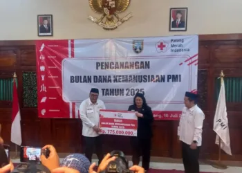 Wakil Bupati Rembang sekaligus Ketua Dewan Kehormatan PMI Gus Hanies mneghadiri peluncuran target bulan dana kemanusiaan 2025 PMI Rembabg sebanyak Rp775 juta yang berlangsung di Rumah Dinas Bupati pada Rabu, 16 Juli 2025. (Muhammad Faalih/Lingkarjateng.id)