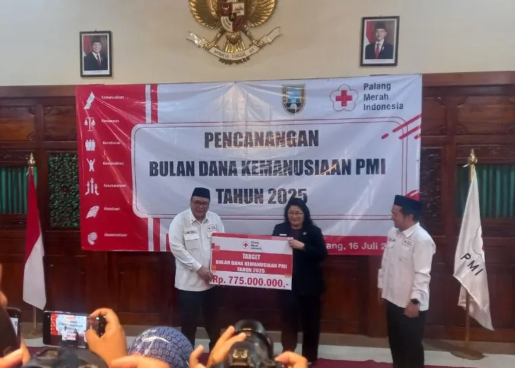 Bulan Dana PMI Rembang Diresmikan, Target Rp 775 Juta di Tahun Ini 25 Wakil Bupati Rembang sekaligus Ketua Dewan Kehormatan PMI Gus Hanies mneghadiri peluncuran target bulan dana kemanusiaan 2025 PMI Rembabg sebanyak Rp775 juta yang berlangsung di Rumah Dinas Bupati pada Rabu, 16 Juli 2025. (Muhammad Faalih/Lingkarjateng.id)