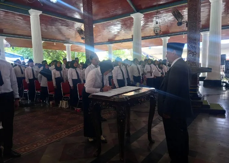 Resmi Jadi ASN, 1.216 PPPK Rembang Terima SK Lebih Awal 25 Penandatanganan Surat Keputusan (SK) perjanjian kerja pegawai PPPK yang disaksikan langsung oleh Bupati Rembang Harno di Pendopo RA Kartini Rembang, Selasa, 1 Juli 2025. (Muhammad Faalih/Lingkarjateng.id)