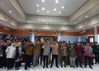 Wakil Bupati Rembang Gus Hanies dan Kepala Bappeda Affan Martadi foto bersama dosen dan mahasiswa STAI Al-Anwar dan UIN Sunan Kalijaga, Selasa, 8 Juli 2025. (Muhammad Faalih/Lingkarjateng.id)