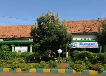 Baner ucapan selamat hari jadi Rembang, sudah terpasang di Kantor Dinbudpar Rembang, 5 Juli 2025 (Muhammad Faalih/Lingkarjateng.id)