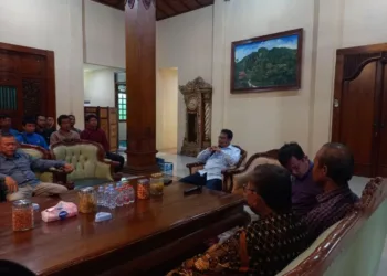 Bupati Harno memimpin rapat membahas Bupati Cup 2025, bersama jajaran camat dan Askab, bertempat di Rumdin Bupati pada Kamis, 10 Juli 2025. (Muhammad Faalih/Lingkarjateng.id)