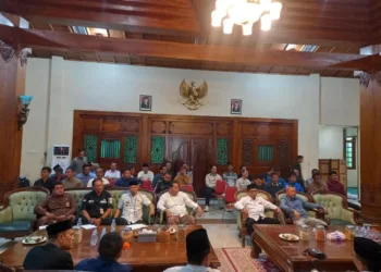 Suasana rapat  rapat koordinasi dan technical meeting pembahasan skema Bupati Cup 2025  di Pendopo Rumah Dinas Bupati Rembang, Kamis, 10 Juli 2025. (Muhammad Faalih/Lingkarjateng.id)