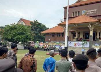 Bupati Rembang Harno saat memimpin upacara Hari Koperasi ke-78 di Halaman Kantor Bupati Rembang pada Sabtu pagi, 12 Juli 2025. (Muhammad Faalih/Lingkarjateng.id)