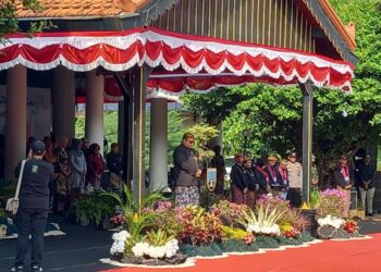 Suasana khidmat upacara peringatan hari jadi ke-284 Kabupaten Rembang yang digelar di Pendopo Lawas, Minggu, 27 Juli 2025. Wabup Hanies bertindak sebagai inspektur upacara. (Muhammad Faalih/Lingkarjateng.id)