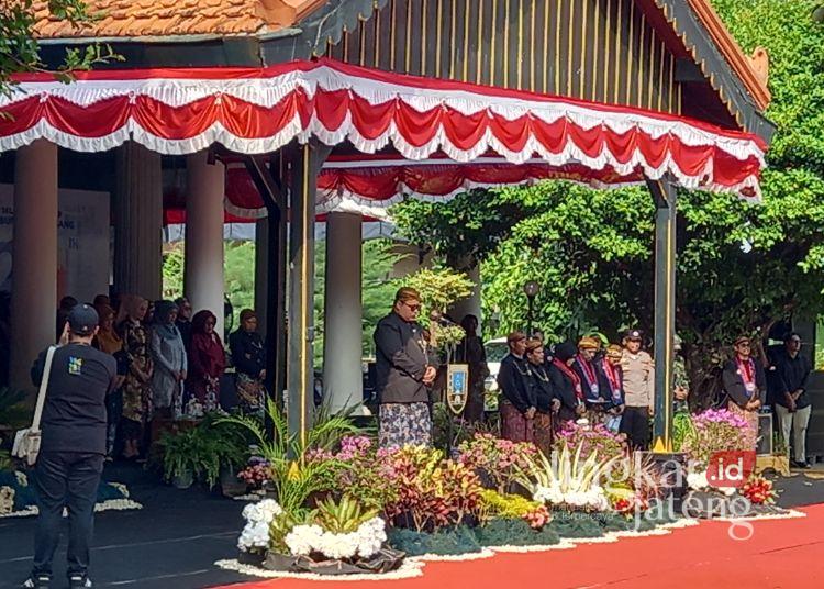 Peringatan Hari Jadi ke-284 Rembang, Pertumbuhan Ekonomi dan Kemiskinan Jadi Sorotan 25 Suasana khidmat upacara peringatan hari jadi ke-284 Kabupaten Rembang yang digelar di Pendopo Lawas, Minggu, 27 Juli 2025. Wabup Hanies bertindak sebagai inspektur upacara. (Muhammad Faalih/Lingkarjateng.id)