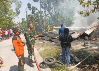 Petugas Damkar berusaha memadamkan api yang membakar rumah warga di Desa Ngroto, Kecamatan Gubug, Kabupaten Grobogan, pada Minggu, 20 Juli 2025. (Dok. Polsek Gubug/Lingkarjateng.id)