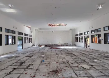 Gedung Riptaloka milik Pemkab Grobogan mulai dibongkar untuk dibangun menjadi command center. (Ahmad Abror/Lingkarjateng.id)