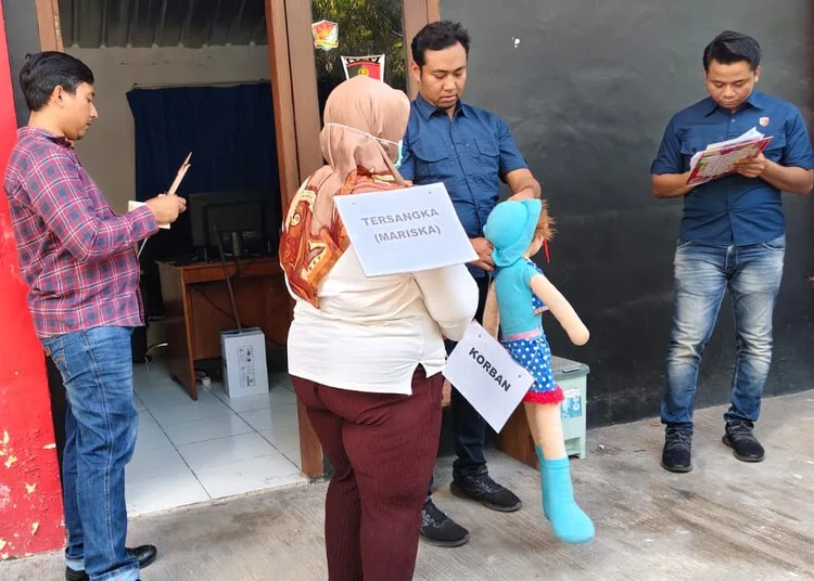 Rekonstruksi Penganiayaan Anak hingga Tewas di Grobogan Peragakan 12 Adegan 25 Salah satu tersangka kasus penganiayaan anak hingga meninggal saat menjalani gelar perkara di Markas Resmob Polres Grobogan pada Selasa, 29 Juli 2025. (Dok. Polres Grobogan/Lingkarjateng.id)