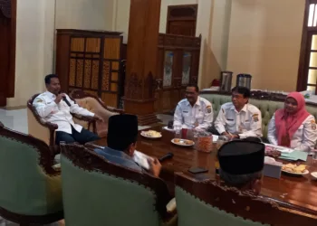 Bupati Rembang, Harno, saat memimpin rapat bersama BPPKAD, Dinpermades, dan camat se-Kabupaten Rembang di Pendopo Rumah Dinas Bupati pada Rabu, 23 Juli 2025. (Dok. Lingkar Network/Lingkarjateng.id)