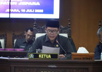 Ketua DPRD Jepara, Agus Sutisna, saat memimpin rapat paripurna di Ruang Graha Paripurna DPRD Jepara pada Kamis, 10 Juli 2025. (Tomi Budianto/Lingkarjateng.id)