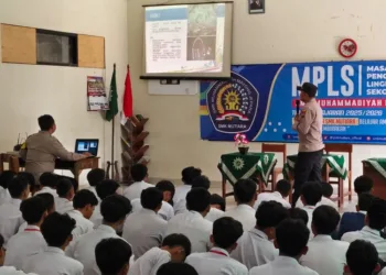 Polsek Mayong saat mengadakan sosialisasi anti narkoba, penyalahgunaan HP, judi online, hingga edukasi tertib berlalu lintas di SMK Muhammadiyah Mayong, Kabupaten Jepara, pada Senin, 14 Juli 2025. (Tomi Budianto/Lingkarjateng.id)