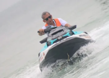 Wakil Ketua DPRD Jepara, Junarso, saat mencoba olahraga aquabike di Pantai Bandengan, Kabupaten Jepara. (Tomi Budianto/Lingkarjateng.id)